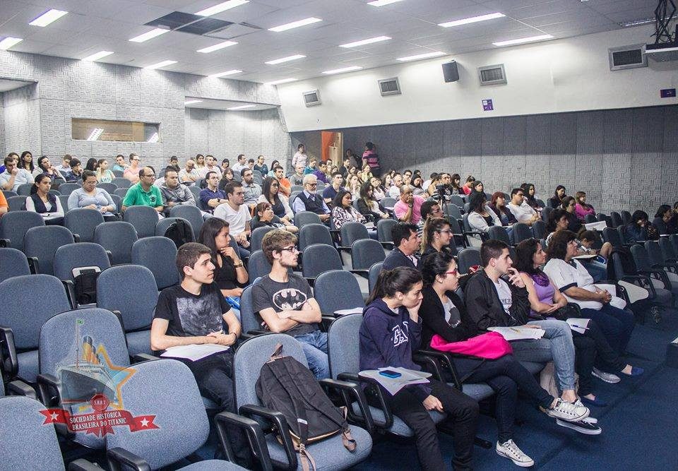 Plateia durante a primeira palestra de História do projeto, na USCS (2013)