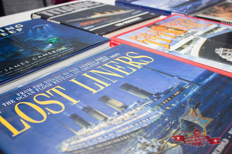 Livros e DVDs sobre o Titanic expostos durante o evento
