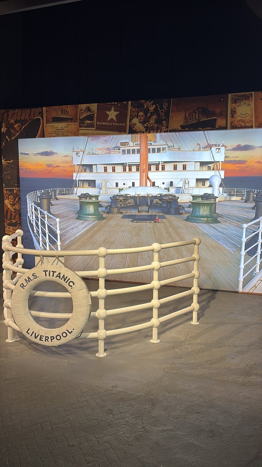 Recriação do convés do Titanic, com boia salva-vidas do navio